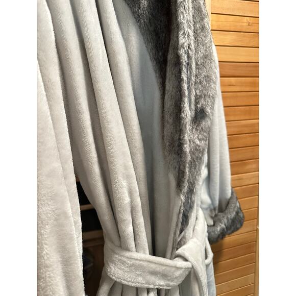 SOMA Robe Sz L/XL Long Plush Cozy pockets Faux Fur On Cuffs & Neck Large or XL - Picture 4 of 10